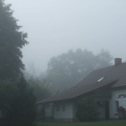 Chata we mgle (od strony łąki) - fot. Wiesław Błoniarz
