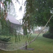 Chata we mgle (widok z hamakiem) - fot. Wiesław Błoniarz