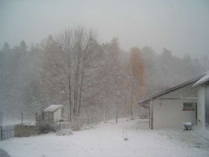 chata w trakcie śnieżycy