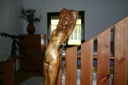 rzeźba w drewnie: kobieta